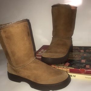 Classic Short II Brown Ugg Boots Women’s size 8